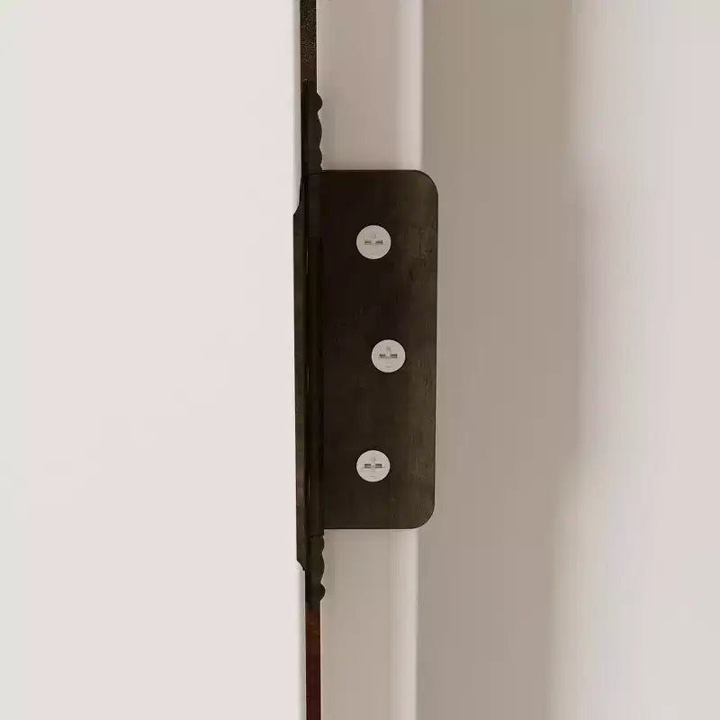 Bibliothèque blanche à l'esthétique classique : Portes à relief creux orné et rangement polyvalent