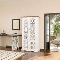 Bibliothèque blanche à l'esthétique classique : Portes à relief creux orné et rangement polyvalent