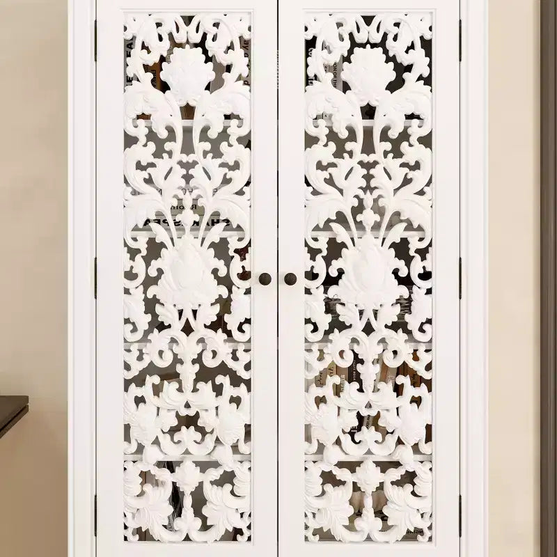 Bibliothèque blanche à l'esthétique classique : Portes à relief creux orné et rangement polyvalent