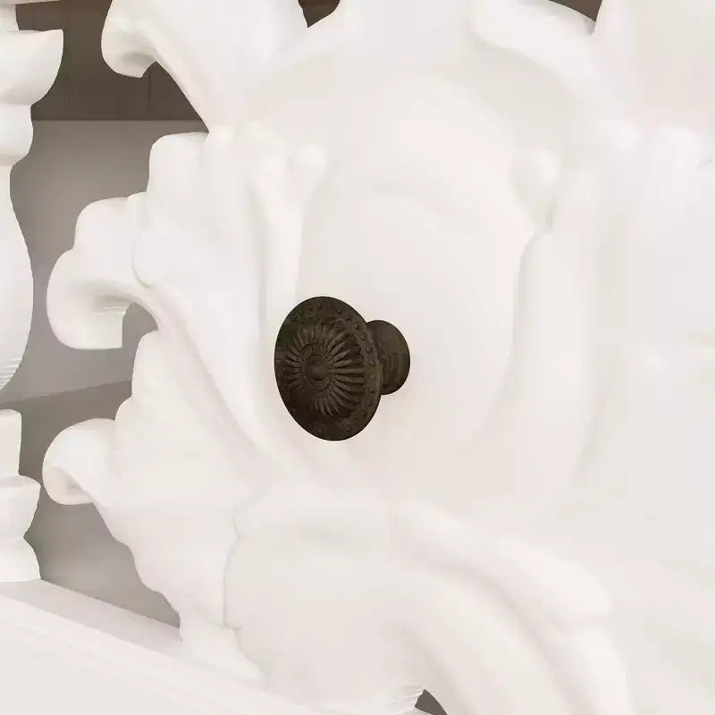 Bibliothèque blanche à l'esthétique classique : Portes à relief creux orné et rangement polyvalent