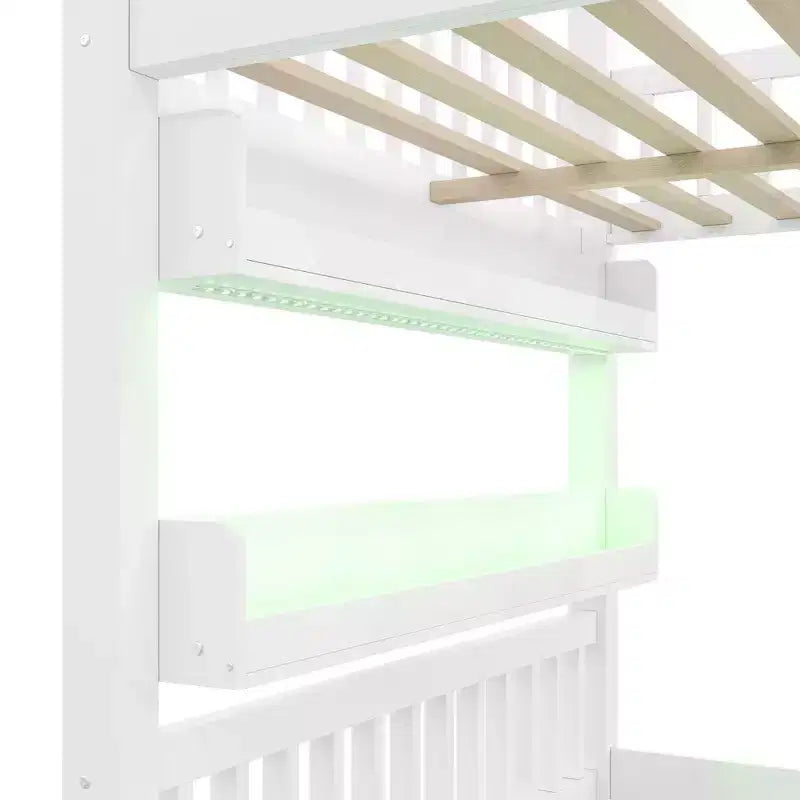 Lit cabane en bois pleine grandeur avec étagère intégrée, construction robuste, barrières de sécurité
