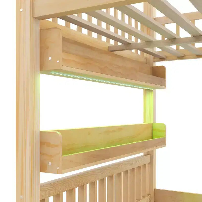 Lit cabane en bois pleine grandeur avec étagère intégrée, construction robuste, barrières de sécurité