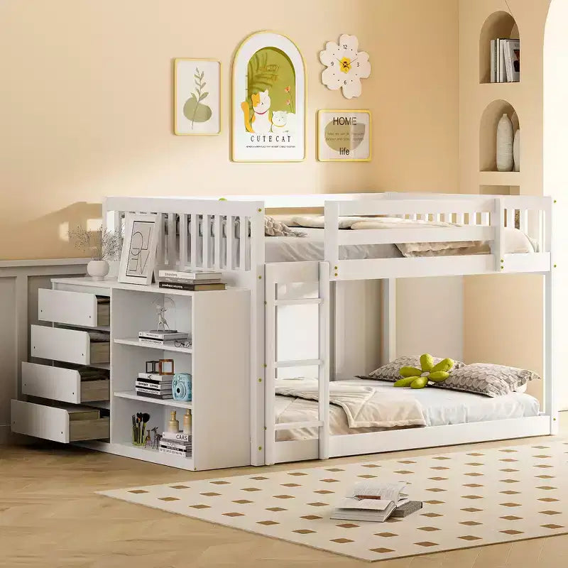 Lit superposé blanc de 234 cm avec matelas doubles aux deux niveaux, doté de 4 tiroirs et 3 étagères, cadre en pin massif avec MDF