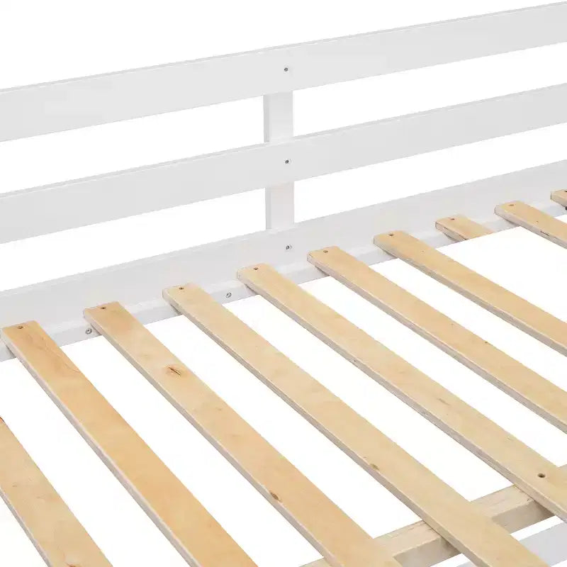 Lit superposé blanc de 234 cm avec matelas doubles aux deux niveaux, doté de 4 tiroirs et 3 étagères, cadre en pin massif avec MDF